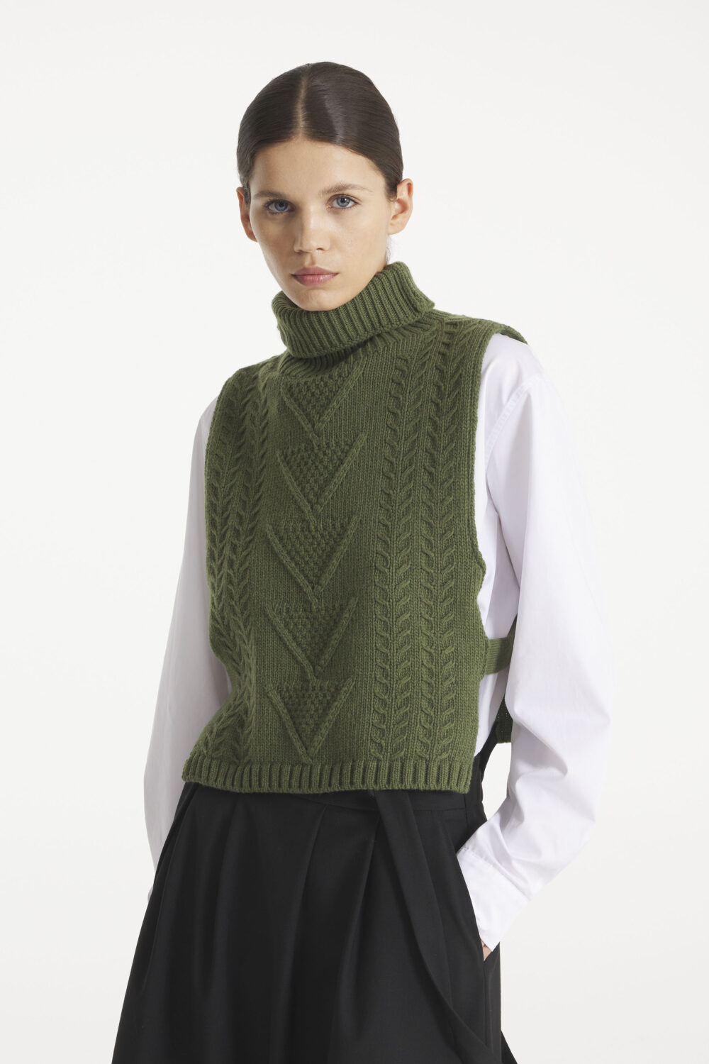 SARIANNE – SLEEVELESS SWEATER